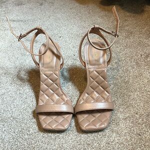 Anne Michelle Ladies Heels / 4 in heel / Size 6.5